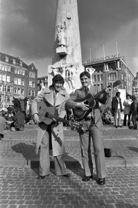 Real Madrid spelers tussen de hippies op de Dam in Amsterdam, twee Real-spelers , Bestanddeelnr 926-3303