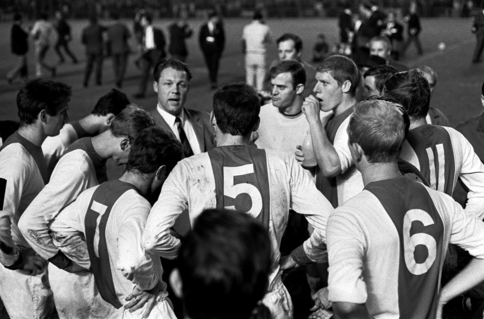 Real Madrid tegen Ajax 2-1. Spelers tijdens pauze voor de verlenging, Bestanddeelnr 920-7786