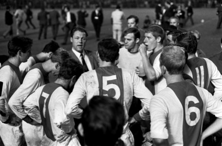 Real Madrid tegen Ajax 2-1. Spelers tijdens pauze voor de verlenging, Bestanddeelnr 920-7786