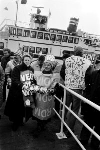 RDM-vrouwen met de gouden handjes verlaten het gekaapte schip Dockyard, Bestanddeelnr 932-4989