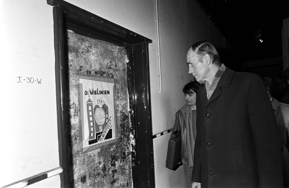 Rechtbankpresident mr. Borgerhoff Mulder bezoek Amsterdams kraakpand De Wielingen, mr. Borgerhoff Mulder in het pand, Bestanddeelnr 931-3827
