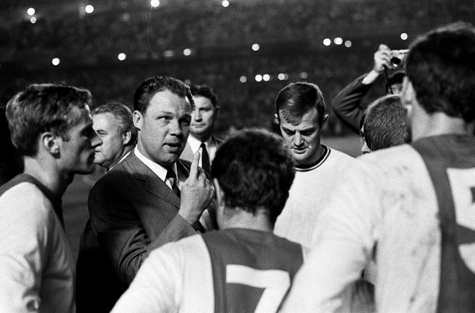 Real Madrid tegen Ajax 2-1. Spelers tijdens pauze voor de verlenging, Bestanddeelnr 920-7785