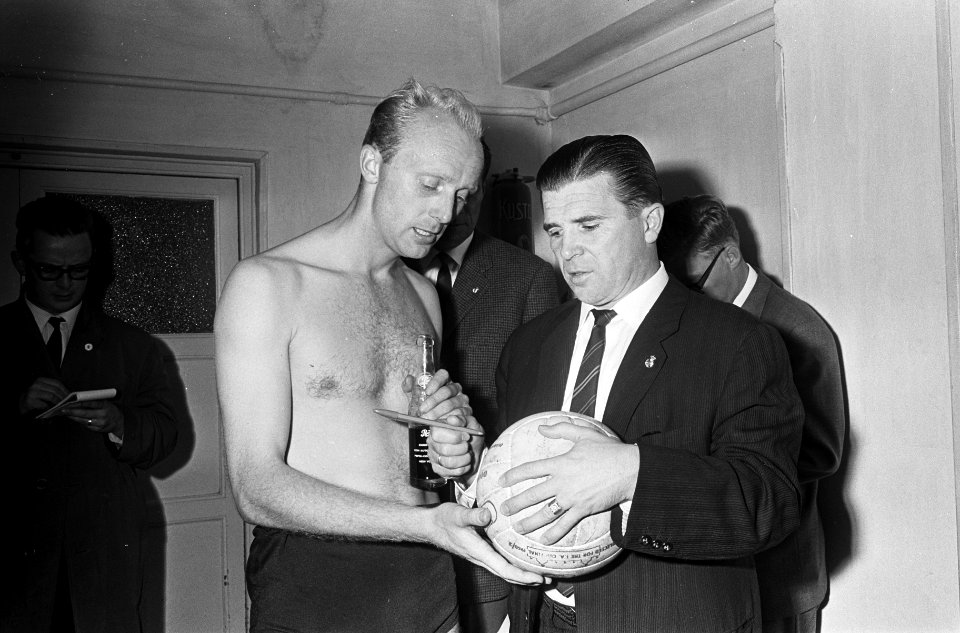 Real Madrid tegen Feyenoord 0-5, Kuiver met bal vraagt handtekening van Puskas, Bestanddeelnr 918-2183