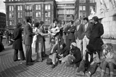 Real Madrid spelers tussen de hippies op de Dam in Amsterdam, Bestanddeelnr 926-3302