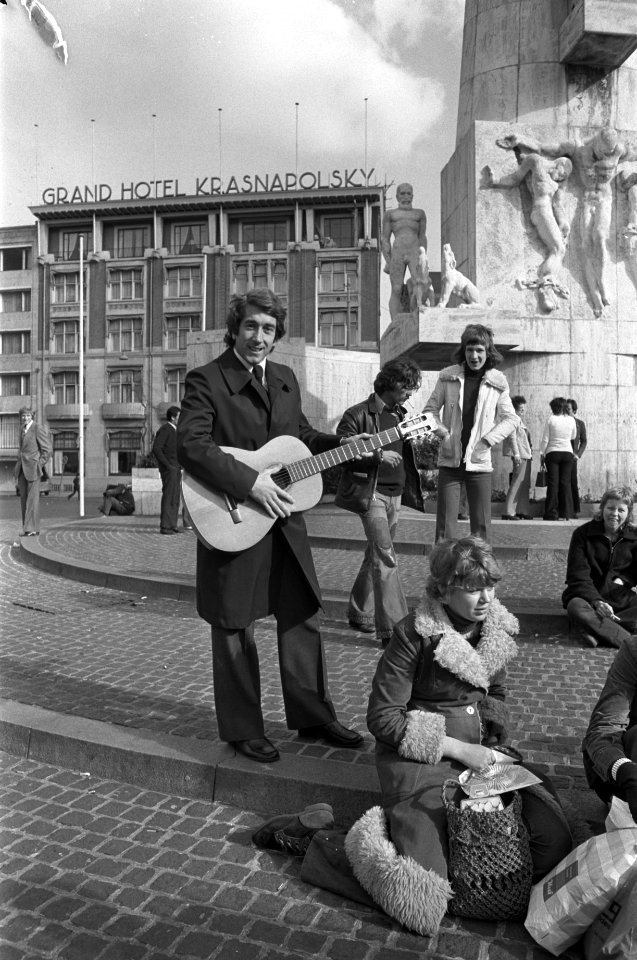 Real Madrid spelers tussen de hippies op de Dam in Amsterdam, Real-speler met gi, Bestanddeelnr 926-3304