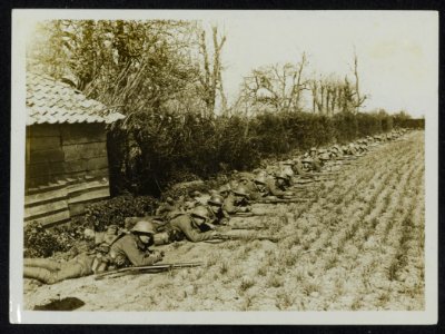 Ready to hold up the Germans. Warwickshires waiting for the enemy, Bestanddeelnr 158-0914