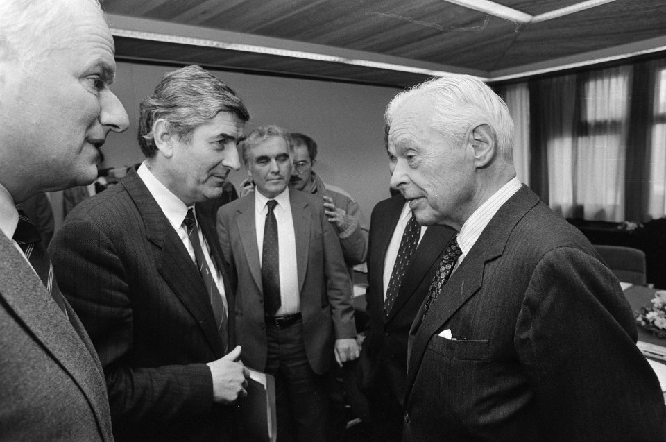 Reagans ontwapeningsadviseur Paul Nitze (r) in Nederland voor regering in te lic, Bestanddeelnr 933-9050