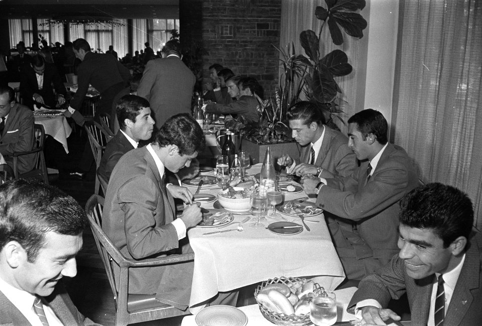 Real Madrid in Hilton Amsterdam. Bueno, Zunzunnegu, Grosso, Pirri, Bestanddeelnr 920-7164
