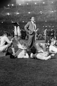 Real Madrid tegen Ajax 2-1. Rustpauze voor de verlenging, Michels te midden van , Bestanddeelnr 920-7771