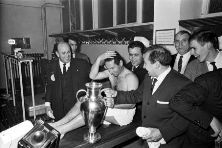 Real Madrid tegen Partizan 2-1 te Brussel, spelers Real Madrid in kleedkamer met, Bestanddeelnr 919-1285
