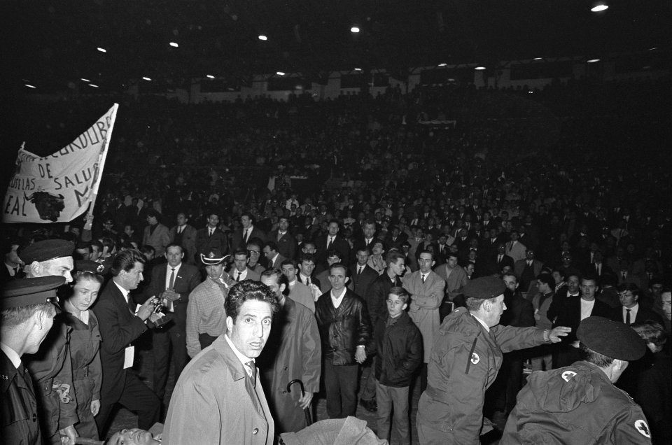 Real Madrid tegen Partizan 2-1 te Brussel, supporters en spelers na afloop, Bestanddeelnr 919-1292
