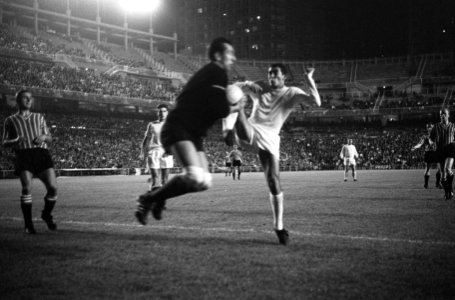 Real Madrid tegen Feyenoord 0-5, Pieters Graafland in duel met Gento, Bestanddeelnr 918-2180