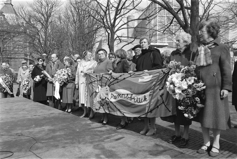 Ravensbruck-herdenking op Museumplein in Amsterdam vrouw met Ravensbruck-spand, Bestanddeelnr 932-9328