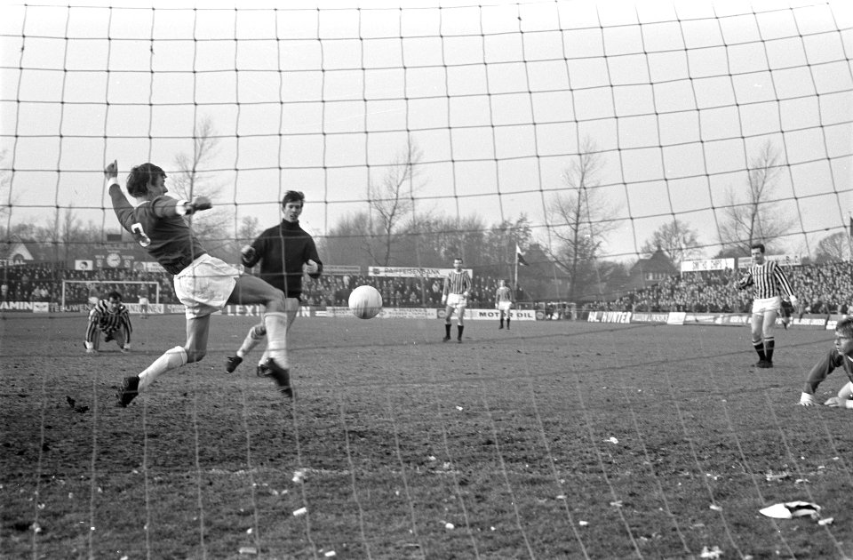 RCH tegen Vitesse 1-0 spelmoment, met donkere trui RCH keeper Bes, Bestanddeelnr 921-9919