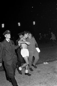 Real Madrid tegen Partizan 2-1 te Brussel, speler van Real Madrid verlaat veld (, Bestanddeelnr 919-1291
