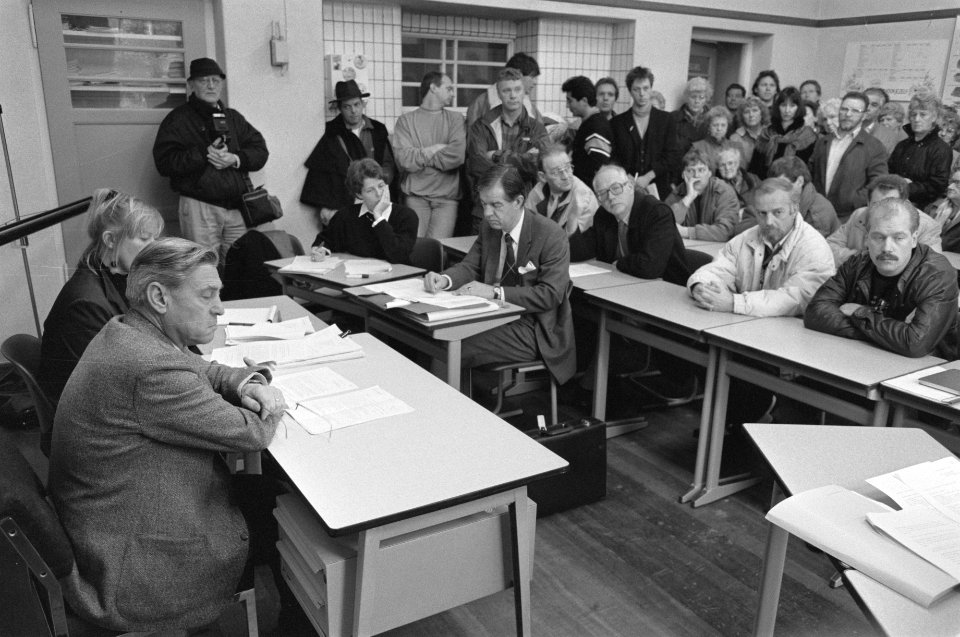 Rechtbankpresident mr. Asscher bekijkt voormalig schoolgebouw aan Wognumerplants, Bestanddeelnr 934-3799