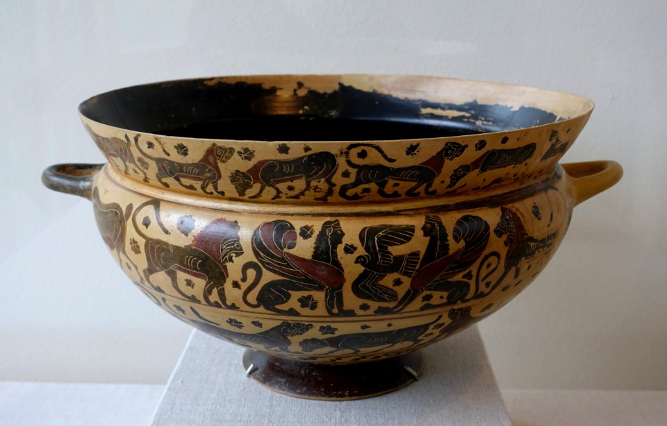 Real and mythical animals, stemless kylix, Greek-Corinthian, c. 590-580 BC, terracotta - Blanton Museum of Art - Austin, Texas - DSC07661