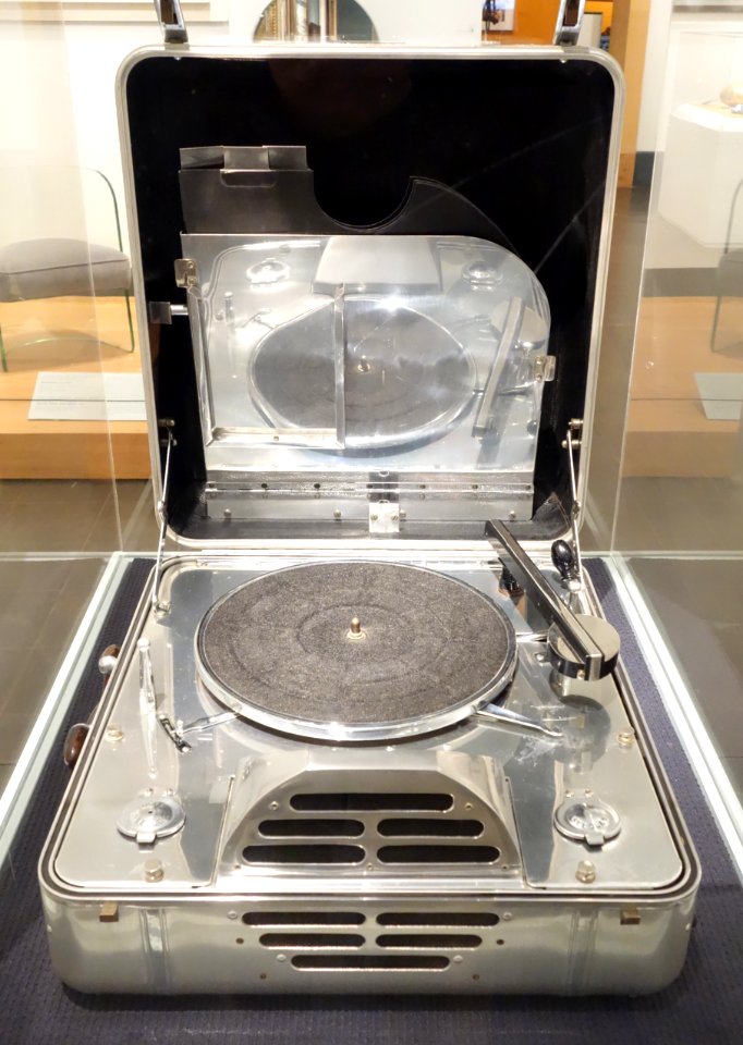 RCA Victor Special Portable Phonograph, c. 1935, aluminum, other metals, plastic, felt, leather - Brooklyn Museum - DSC09673