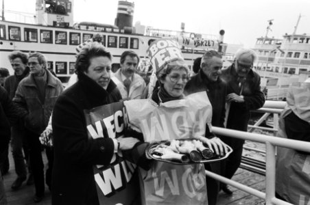 RDM-vrouwen met de gouden handjes verlaten het gekaapte schip Dockyard, Bestanddeelnr 932-4990