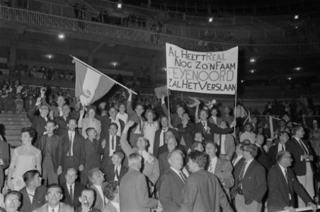 Real Madrid tegen Feyenoord 0-5, supporters met spandoek, Bestanddeelnr 918-2192