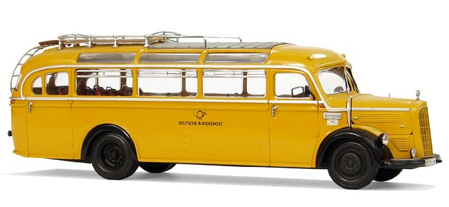 Postal buses collect oldtimer