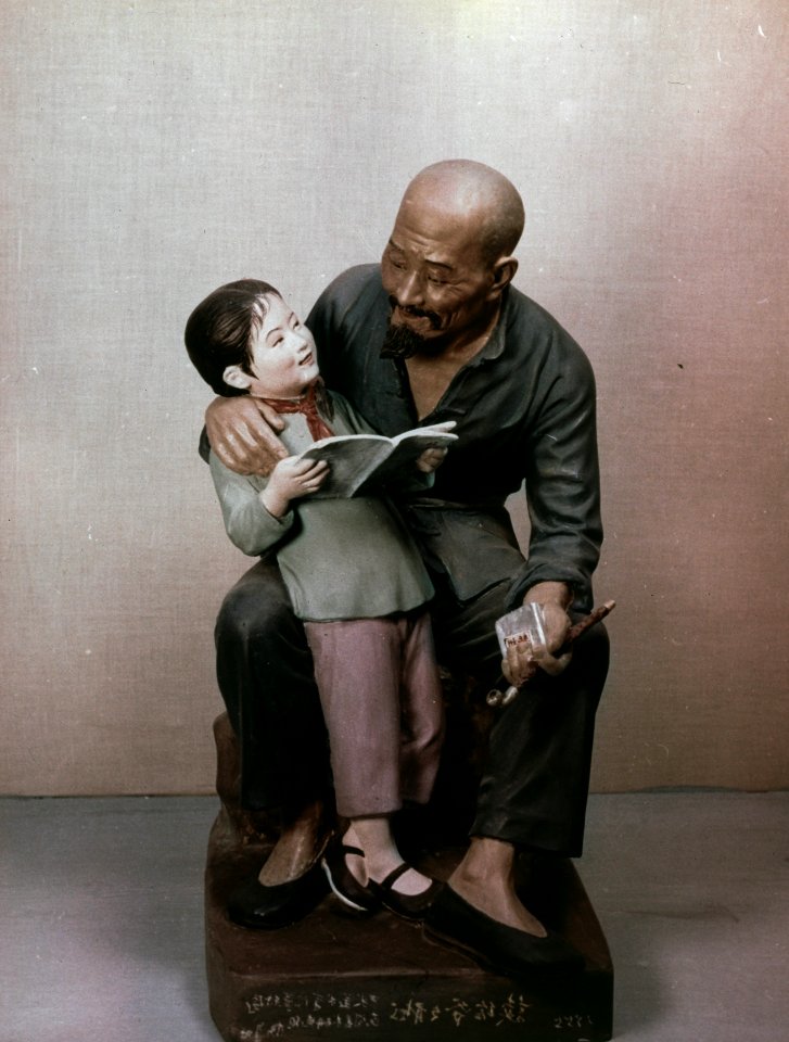 Reading for her grandfather een stuk van klein van Loching, Chekiang Province, Bestanddeelnr 254-7314