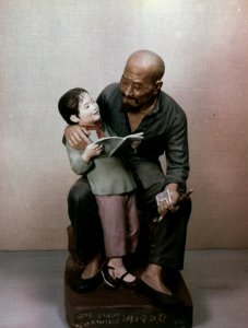 Reading for her grandfather een stuk van klein van Loching, Chekiang Province, Bestanddeelnr 254-7314