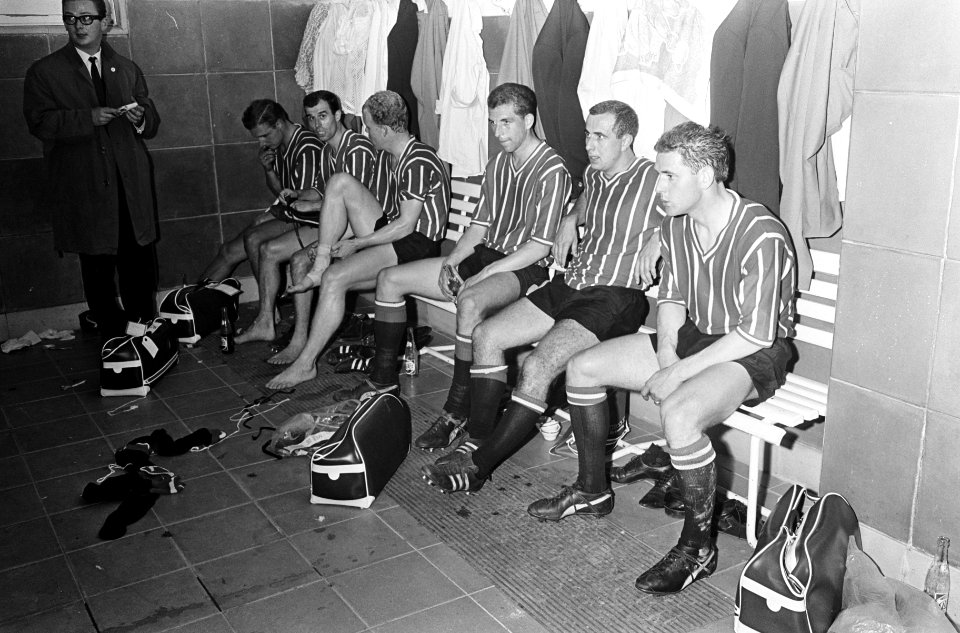 Real Madrid tegen Feyenoord 0-5, de spelers na afloop, v.l.n.r. Veldhoen, Moulij, Bestanddeelnr 918-2182