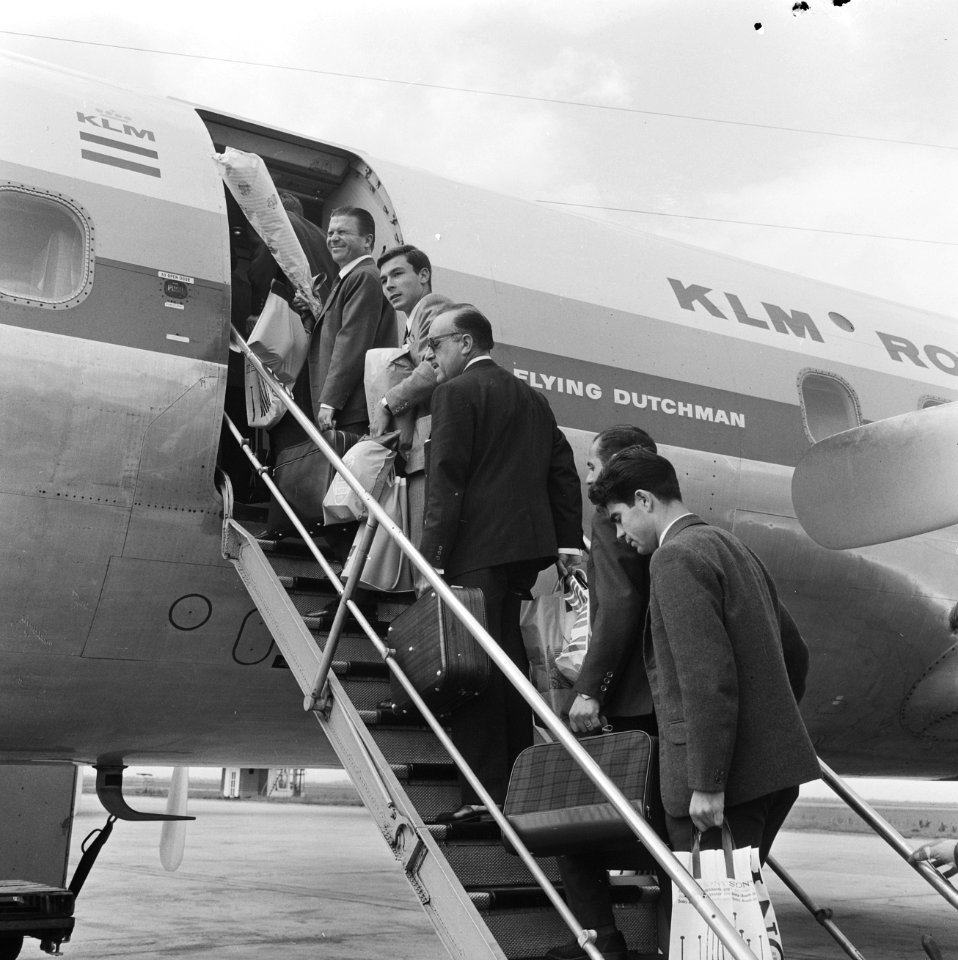 Real Madrid vanaf Schiphol vertrokken, boven aan de trap Puskas, Bestanddeelnr 918-1626
