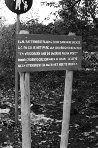 Rattenbestrijding in Amsterdamse Sarphatipark begonnen, bord aan ingang park met, Bestanddeelnr 931-1393