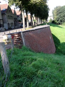 Ravenstein Rijksmonument 513537 nr 2, Rondeel bij Maasdijk 38 benedenaanzicht