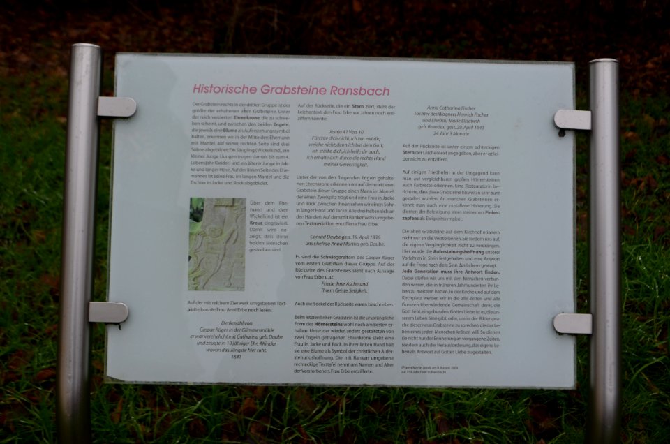 Ransbach (Hohenroda), evangelische Kirche, Kirchhof, Grabsteingruppe links, Tafel