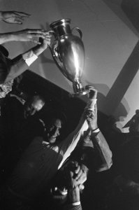 Real Madrid tegen Partizan 2-1 te Brussel, spelers Real Madrid in kleedkamer met, Bestanddeelnr 919-1286