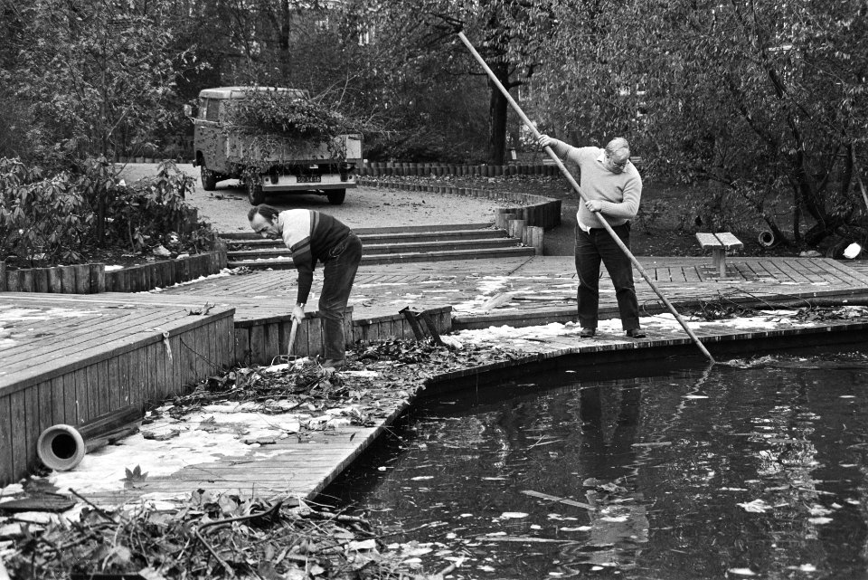 Rattenbestrijding in Amsterdamse Sarphatipark begonnen, werklieden maken vijver , Bestanddeelnr 931-1394