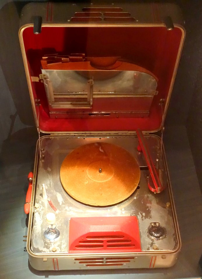 RCA Victor Special Phonograph, designed by John Vassos, c. 1935 - Museum of Science and Industry (Chicago) - DSC06899