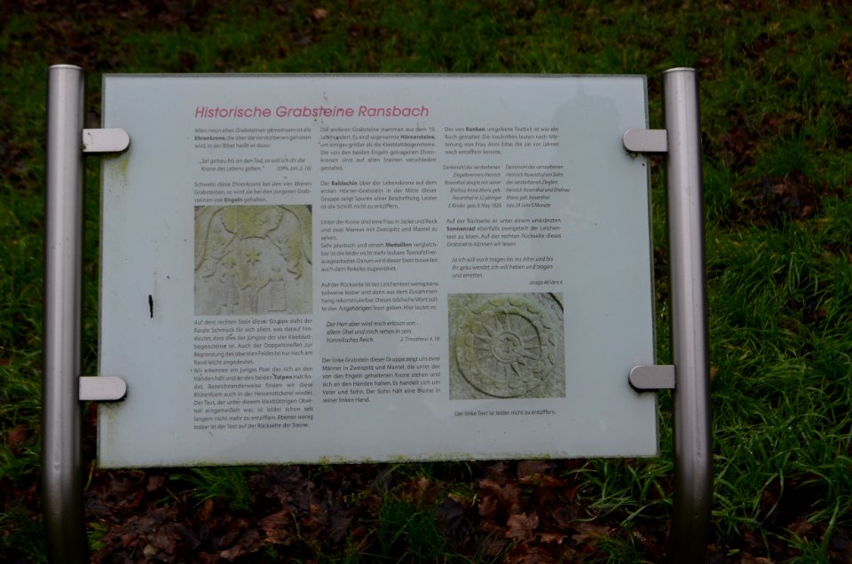 Ransbach (Hohenroda), evangelische Kirche, Kirchhof, Grabsteingruppe Mitte, Tafel
