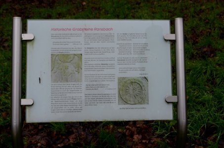 Ransbach (Hohenroda), evangelische Kirche, Kirchhof, Grabsteingruppe Mitte, Tafel