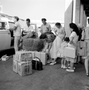 Reizigers en bagage op de stoep voor een geparkeerde taxi, Bestanddeelnr 255-2216 photo