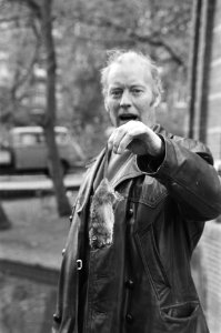 Rattenbestrijding in Amsterdamse Sarphatipark begonnen, laat een dode rat zien d, Bestanddeelnr 931-1395