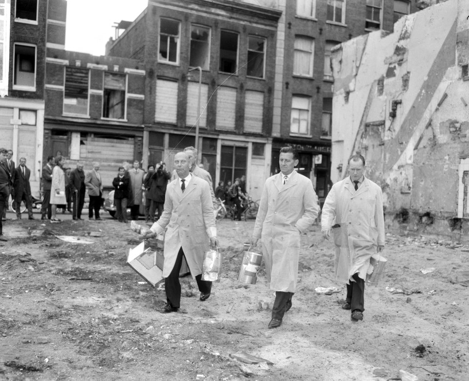Rattenbestrijding in Amsterdam, een ploeg bij Kattenburg het werk, Bestanddeelnr 917-9862