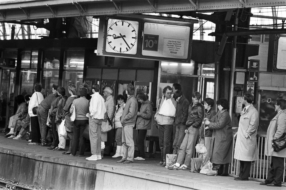 Reizigers wachten op de trein op het Centraal Station in Amsterdam, Bestanddeelnr 932-7372