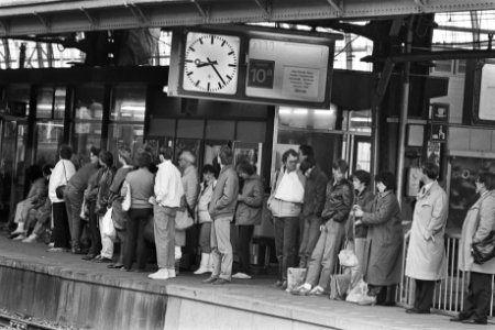 Reizigers wachten op de trein op het Centraal Station in Amsterdam, Bestanddeelnr 932-7372