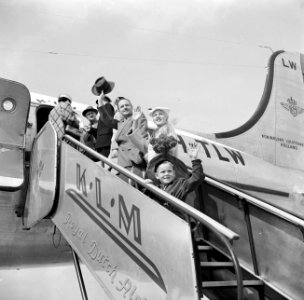 Reizigers gaan via de trap aan boord van het KLM passagiersvliegtuig de Douglas , Bestanddeelnr 252-1236