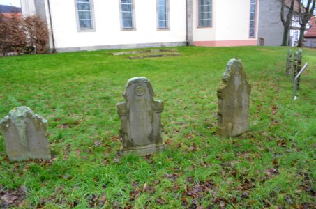 Ransbach (Hohenroda), evangelische Kirche, Kirchhof, Grabsteingruppe Mitte, Steine, Rückseite