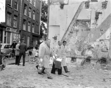 Rattenbestrijding in Amsterdam, het uitstrooien van het rattengif, Bestanddeelnr 917-9867