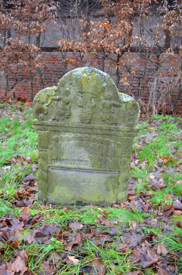 Ransbach (Hohenroda), evangelische Kirche, Kirchhof, Grabsteingruppe rechts, Stein 1