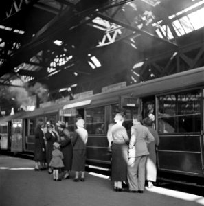 Reizigers nemen afscheid op het perron van Waverley Station, Bestanddeelnr 254-3519