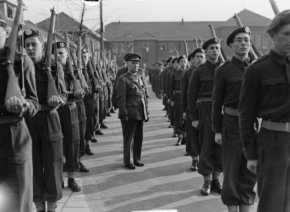 Regiment Zware luchtdoelartillerie Ypenburg inspectie t Bergen op Zoom, Bestanddeelnr 904-4392