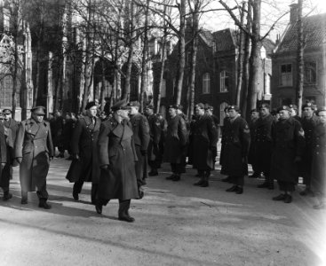 Regiment stoottroepenbijeenkomst Generaal Kruls inspecteert de troepen, Bestanddeelnr 902-6042