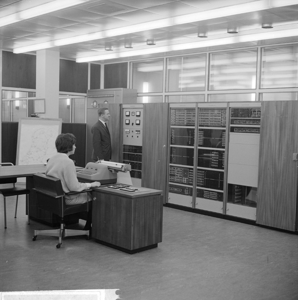 Rekenmachine voor Delftse Technische Hogeschool zal minister Bot in gebruik stel, Bestanddeelnr 915-9496